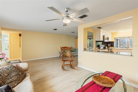 House in Holiday, Florida 2 bedrooms, 123.93 sq.m. № 2221032 - photo 6