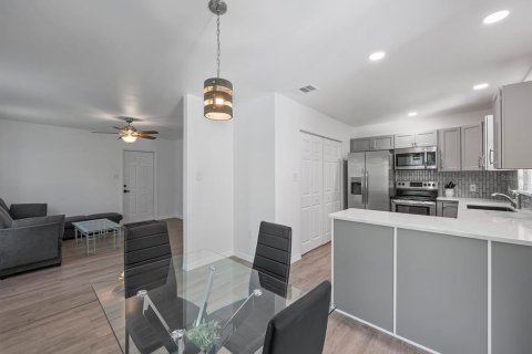 Apartment in Port Charlotte, Florida 2 bedrooms, 88.44 sq.m. № 2197258 - photo 10