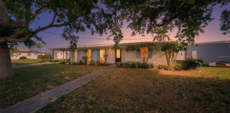 Villa ou maison à Port Charlotte, Floride 3 chambres, 115.57 m2 № 2431608