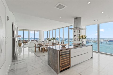 Condominio en venta en Miami, Florida, 4 dormitorios, 352.66 m2 № 1864386 - foto 1