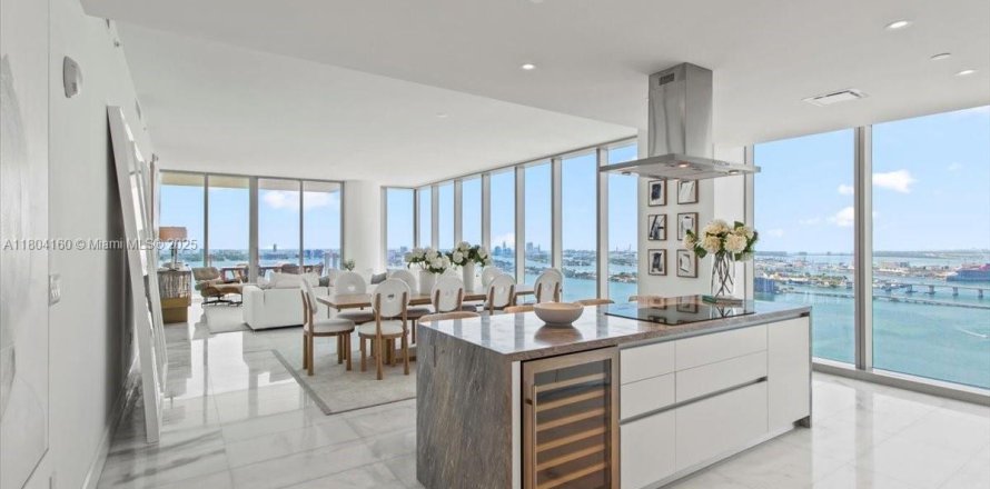 Condominio en Miami, Florida, 4 dormitorios № 1864386