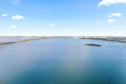 Condominio en venta en Miami, Florida, 4 dormitorios, 352.66 m2 № 1864386 - foto 5