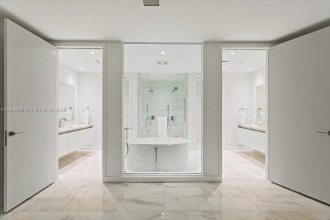 Condominio en venta en Miami, Florida, 4 dormitorios, 352.66 m2 № 1864386 - foto 16