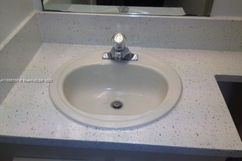 Купить кондоминиум в Дорал, Флорида 2 спальни, 65.96м2, № 1982452 - фото 5