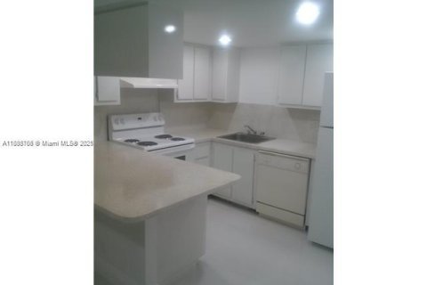 Купить кондоминиум в Дорал, Флорида 2 спальни, 65.96м2, № 1982452 - фото 11