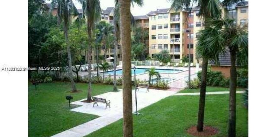 Кондоминиум с 2 спальнями в Дорал, Флорида № 1982452