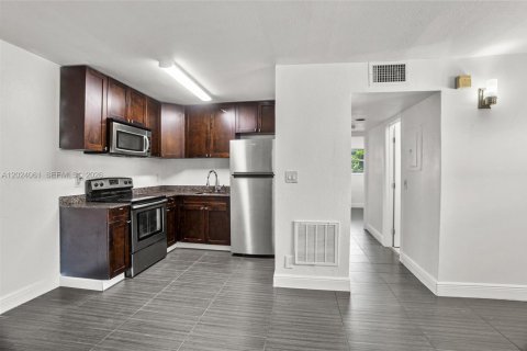 House in Dania Beach, Florida 2 bedrooms, 1149.57 sq.m. № 2240706 - photo 2