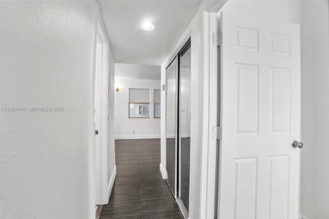 House in Dania Beach, Florida 2 bedrooms, 1149.57 sq.m. № 2240706 - photo 13