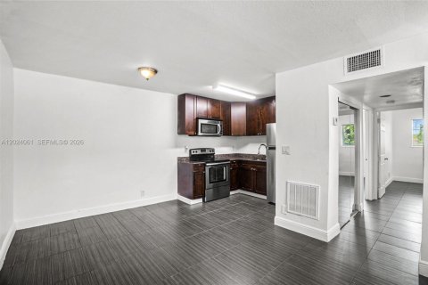 House in Dania Beach, Florida 2 bedrooms, 1149.57 sq.m. № 2240706 - photo 6