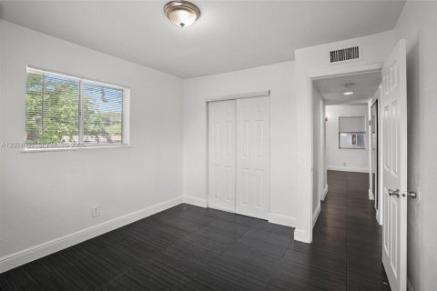 House in Dania Beach, Florida 2 bedrooms, 1149.57 sq.m. № 2240706 - photo 12