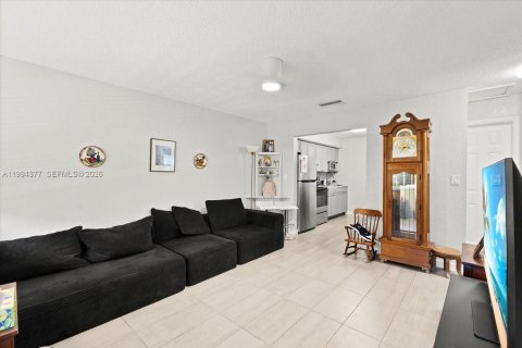 House in Fort Lauderdale, Florida 2 bedrooms, 127.83 sq.m. № 2055931 - photo 5