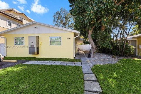 House in Fort Lauderdale, Florida 2 bedrooms, 127.83 sq.m. № 2055931