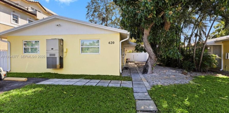 House in Fort Lauderdale, Florida 2 bedrooms, 127.83 sq.m. № 2055931