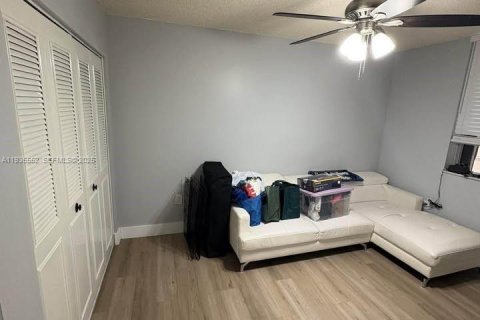 Condominio en alquiler en Miami, Florida, 3 dormitorios, 154.22 m2 № 1993588 - foto 11