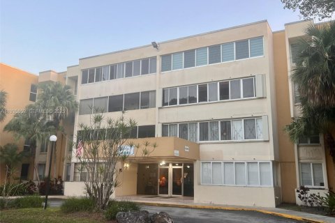 Condominio en alquiler en Miami, Florida, 3 dormitorios, 154.22 m2 № 1993588 - foto 1