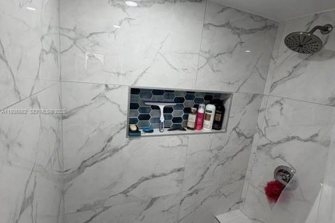 Condominio en alquiler en Miami, Florida, 3 dormitorios, 154.22 m2 № 1993588 - foto 10