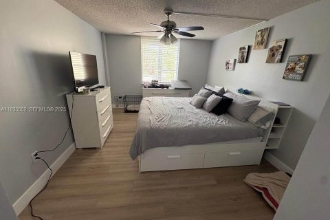 Condominio en alquiler en Miami, Florida, 3 dormitorios, 154.22 m2 № 1993588 - foto 14