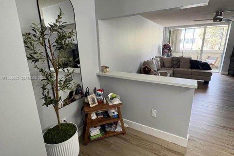 Condominio en alquiler en Miami, Florida, 3 dormitorios, 154.22 m2 № 1993588 - foto 3