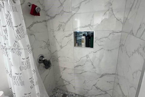 Condominio en alquiler en Miami, Florida, 3 dormitorios, 154.22 m2 № 1993588 - foto 13