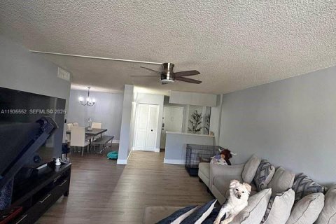 Condominio en alquiler en Miami, Florida, 3 dormitorios, 154.22 m2 № 1993588 - foto 2