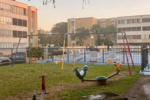 Condominio en alquiler en Miami, Florida, 3 dormitorios, 154.22 m2 № 1993588 - foto 15