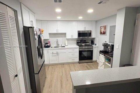 Condominio en alquiler en Miami, Florida, 3 dormitorios, 154.22 m2 № 1993588 - foto 6