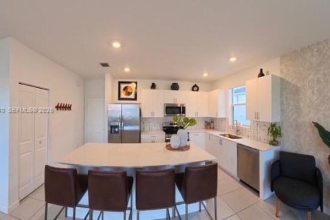 Снять в аренду виллу или дом в Майами, Флорида 4 спальни, 240.71м2, № 2353580 - фото 10