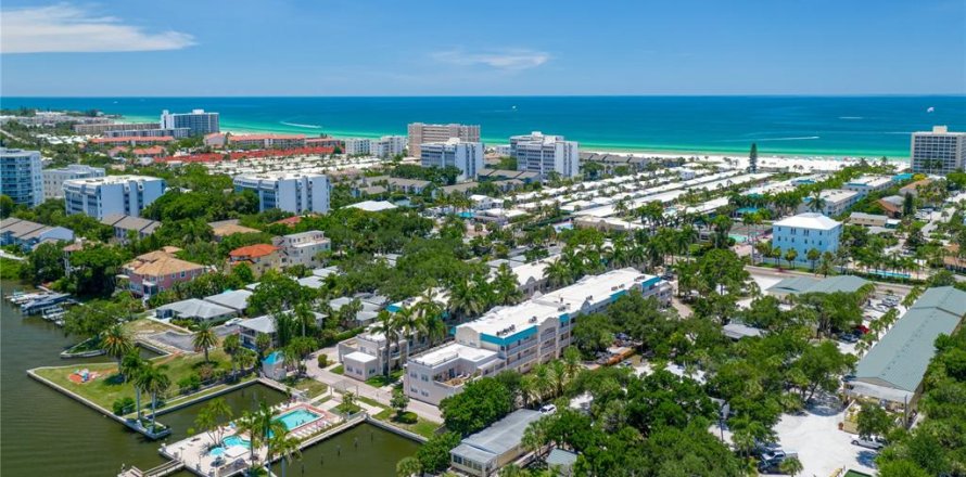 Condo in Sarasota, Florida, 2 bedrooms  № 2216599