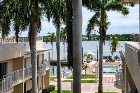 Condo in Sarasota, Florida, 2 bedrooms  № 2216599 - photo 23