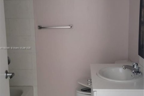 Condo in Miami, Florida, 1 bedroom  № 1975899 - photo 2