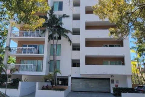 Condo in Miami, Florida, 1 bedroom  № 1975899 - photo 1