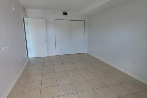 Condo in Miami, Florida, 1 bedroom  № 1975899 - photo 5