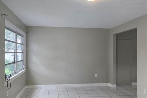 Villa ou maison à louer à Hialeah, Floride: 2 chambres, 71.35 m2 № 1948477 - photo 3