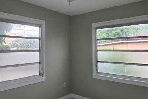 Villa ou maison à louer à Hialeah, Floride: 2 chambres, 71.35 m2 № 1948477 - photo 9