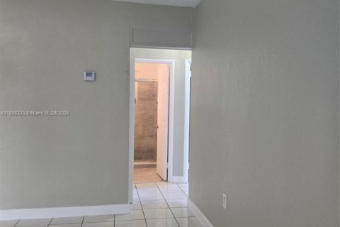 Villa ou maison à louer à Hialeah, Floride: 2 chambres, 71.35 m2 № 1948477 - photo 5