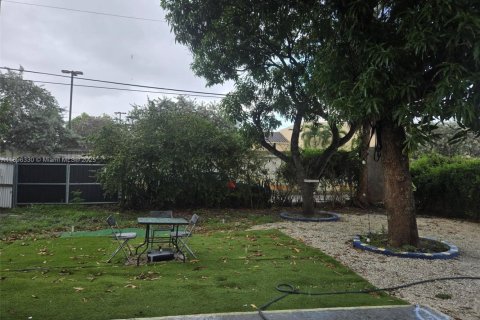 Villa ou maison à louer à Hialeah, Floride: 2 chambres, 71.35 m2 № 1948477 - photo 11