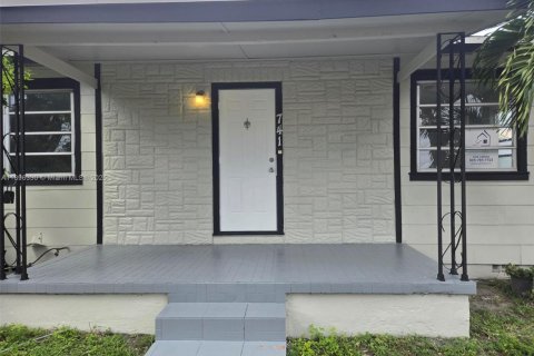 Villa ou maison à louer à Hialeah, Floride: 2 chambres, 71.35 m2 № 1948477 - photo 1