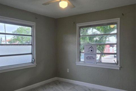 Villa ou maison à louer à Hialeah, Floride: 2 chambres, 71.35 m2 № 1948477 - photo 8