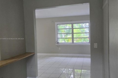 Villa ou maison à louer à Hialeah, Floride: 2 chambres, 71.35 m2 № 1948477 - photo 6