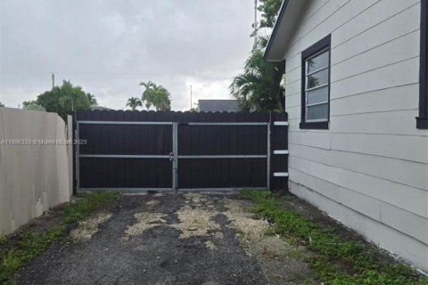 Villa ou maison à louer à Hialeah, Floride: 2 chambres, 71.35 m2 № 1948477 - photo 12