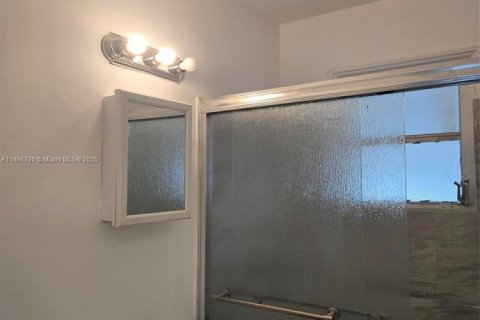 Villa ou maison à louer à Hialeah, Floride: 2 chambres, 71.35 m2 № 1948477 - photo 10