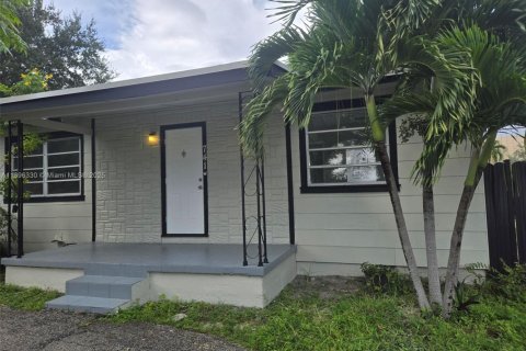 Villa ou maison à louer à Hialeah, Floride: 2 chambres, 71.35 m2 № 1948477 - photo 2