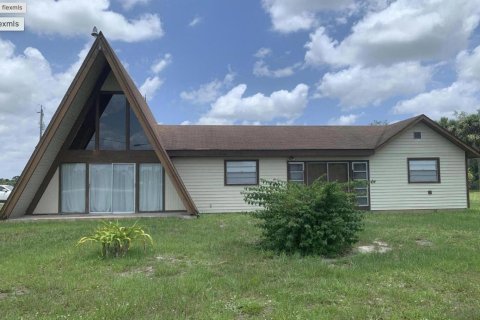 House in Okeechobee, Florida 2 bedrooms, 167.22 sq.m. № 2250789