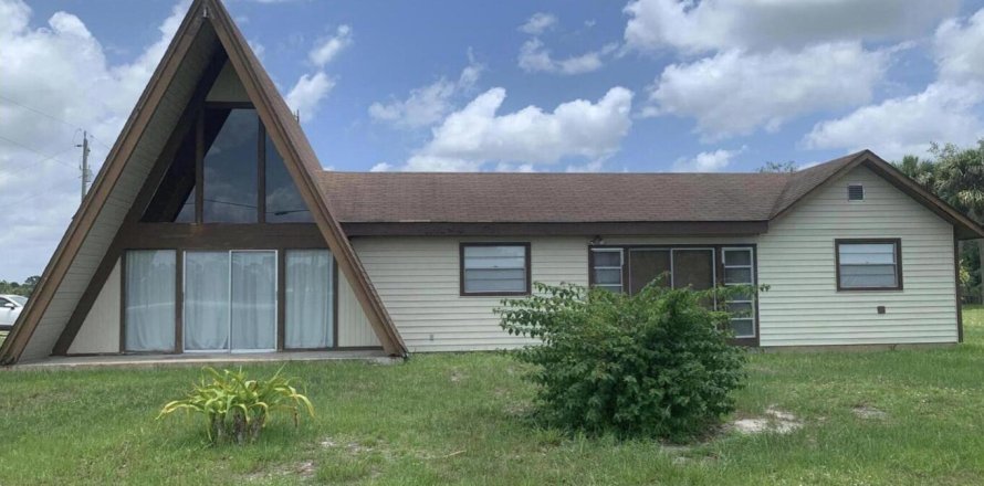 House in Okeechobee, Florida 2 bedrooms, 167.22 sq.m. № 2250789