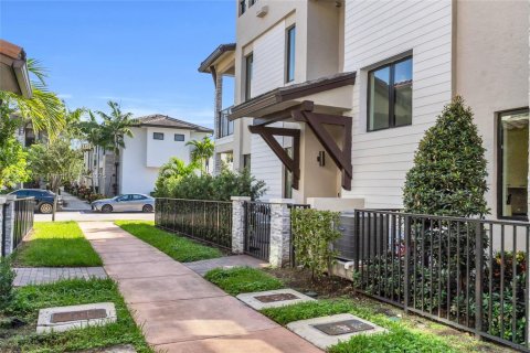 Townhouse in URBANA in Doral, Florida 3 bedrooms, 219.81 sq.m. № 1951816 - photo 2
