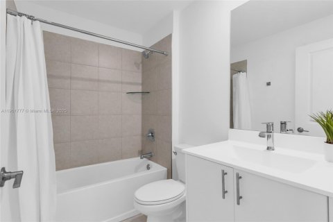 Townhouse in URBANA in Doral, Florida 3 bedrooms, 219.81 sq.m. № 1951816 - photo 25