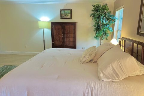 House in The Villages, Florida 3 bedrooms, 176.79 sq.m. № 2378140 - photo 24