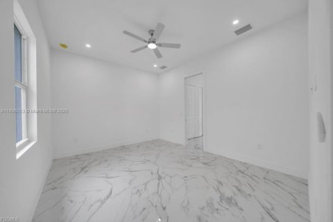 House in Lehigh Acres, Florida 3 bedrooms, 138.7 sq.m. № 1949852 - photo 28