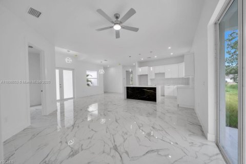 House in Lehigh Acres, Florida 3 bedrooms, 138.7 sq.m. № 1949852 - photo 27