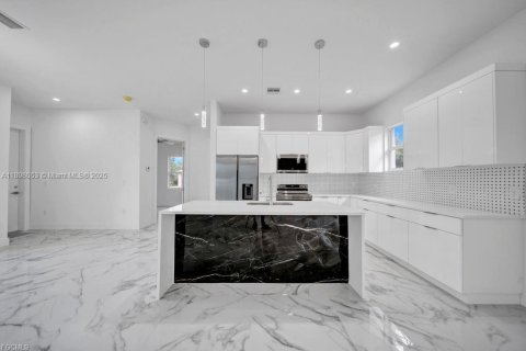 House in Lehigh Acres, Florida 3 bedrooms, 138.7 sq.m. № 1949852 - photo 14